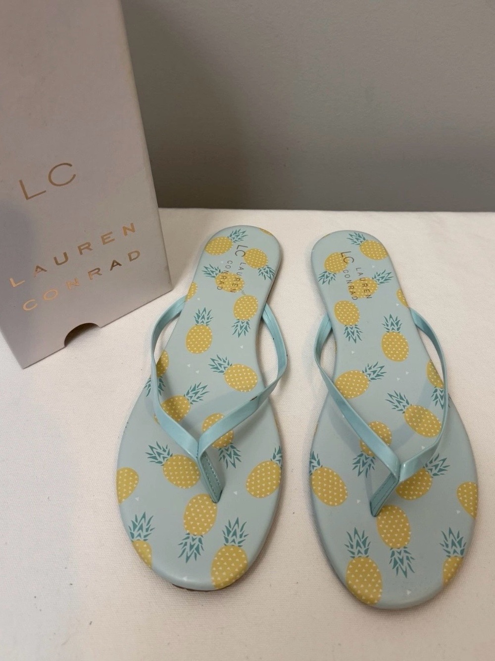 Lauren Conrad Flip Flops Womens Size 9 Pineapple Print Blue Yellow Sandals